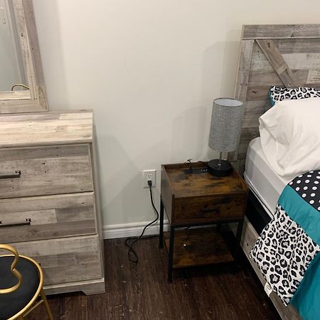 Modern 1 Bedroom + Den In 캠브리지 외부 사진