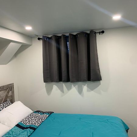 Modern 1 Bedroom + Den In 캠브리지 외부 사진