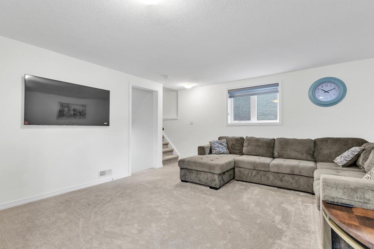 Modern 1 Bedroom + Den In 캠브리지 외부 사진