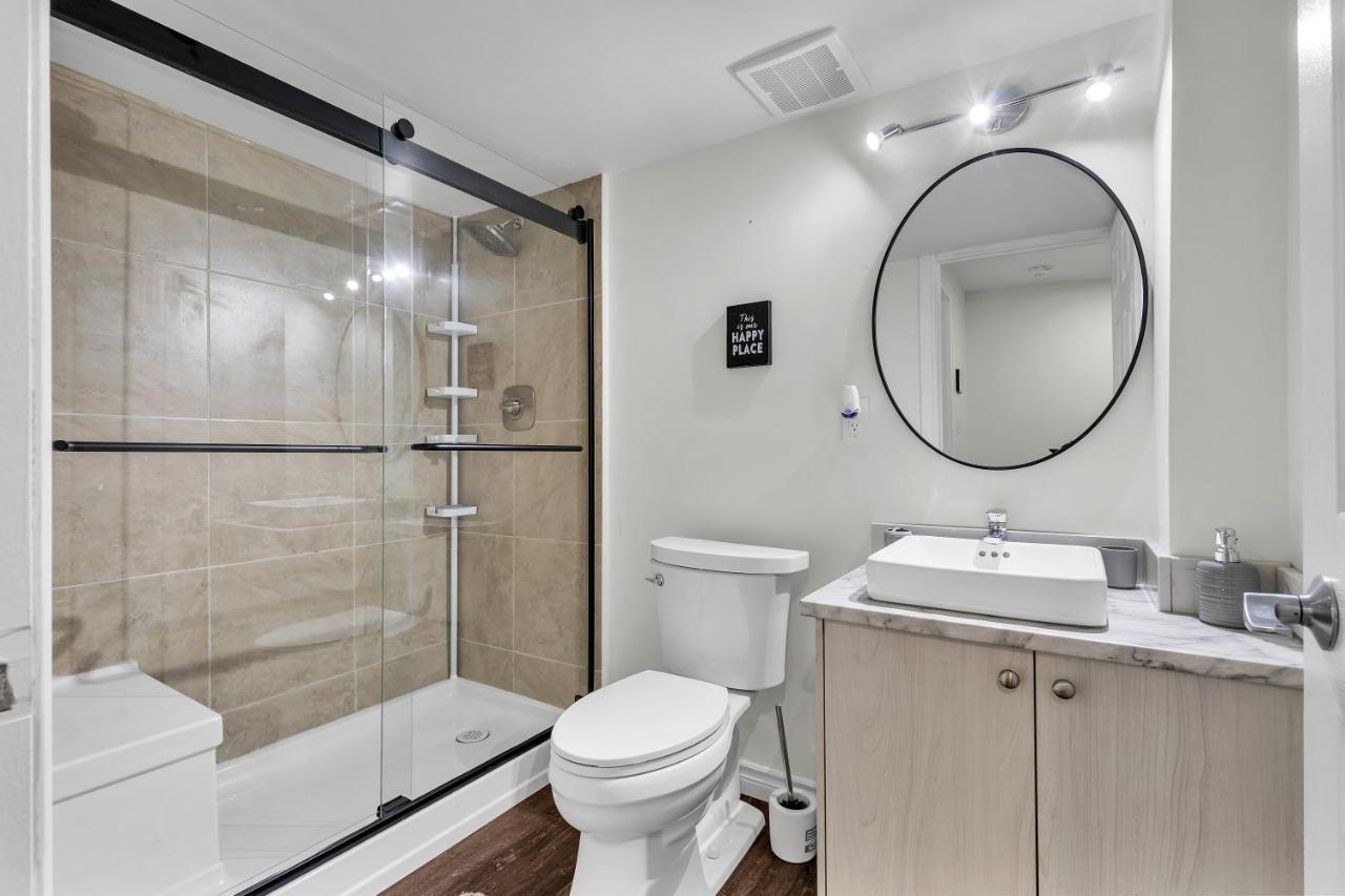 Modern 1 Bedroom + Den In 캠브리지 외부 사진