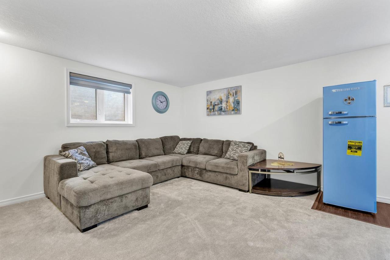 Modern 1 Bedroom + Den In 캠브리지 외부 사진