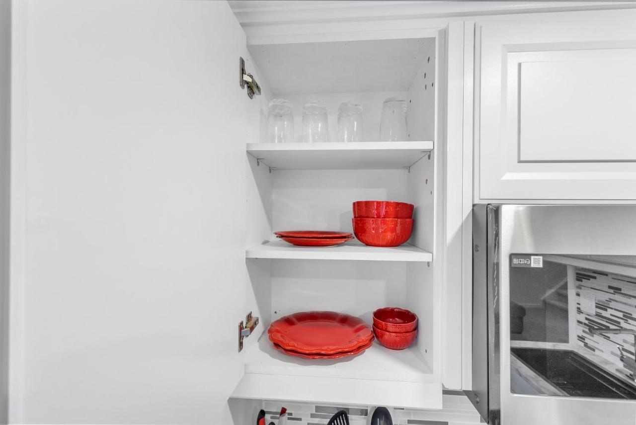 Modern 1 Bedroom + Den In 캠브리지 외부 사진