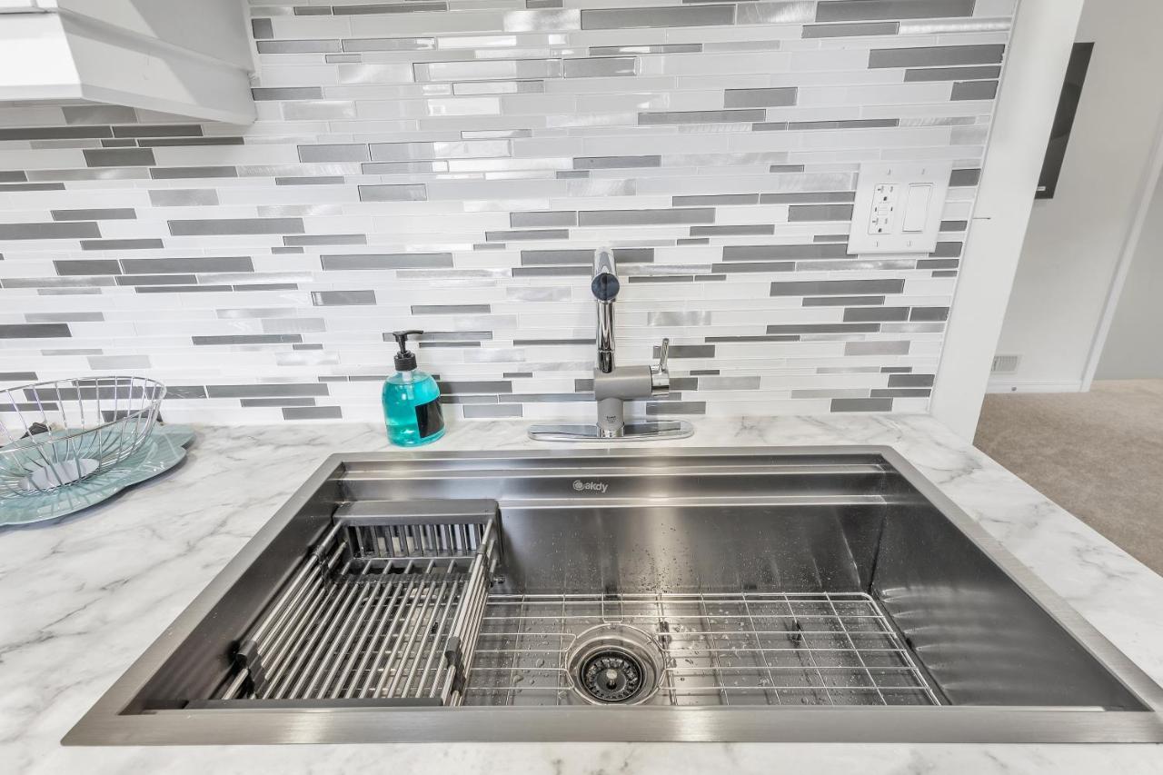 Modern 1 Bedroom + Den In 캠브리지 외부 사진