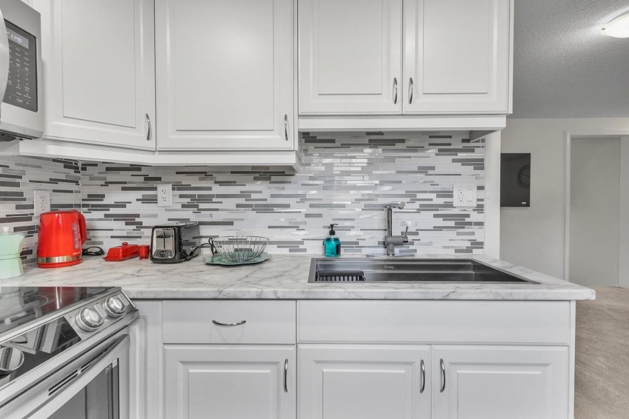 Modern 1 Bedroom + Den In 캠브리지 외부 사진