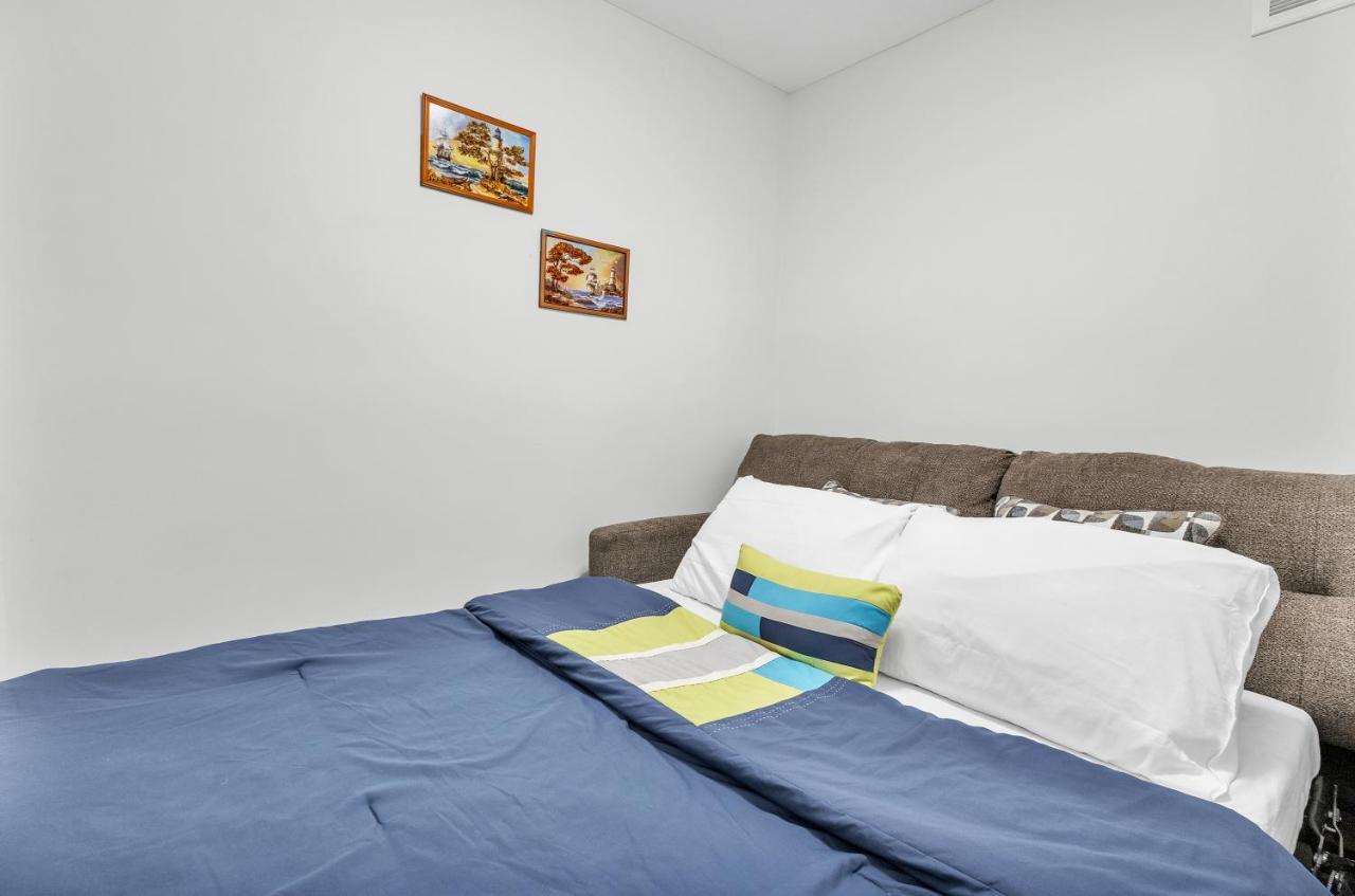 Modern 1 Bedroom + Den In 캠브리지 외부 사진