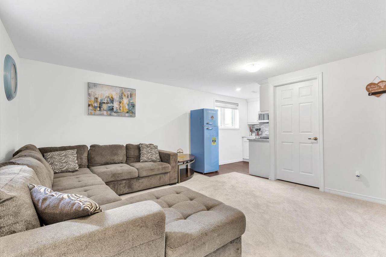 Modern 1 Bedroom + Den In 캠브리지 외부 사진