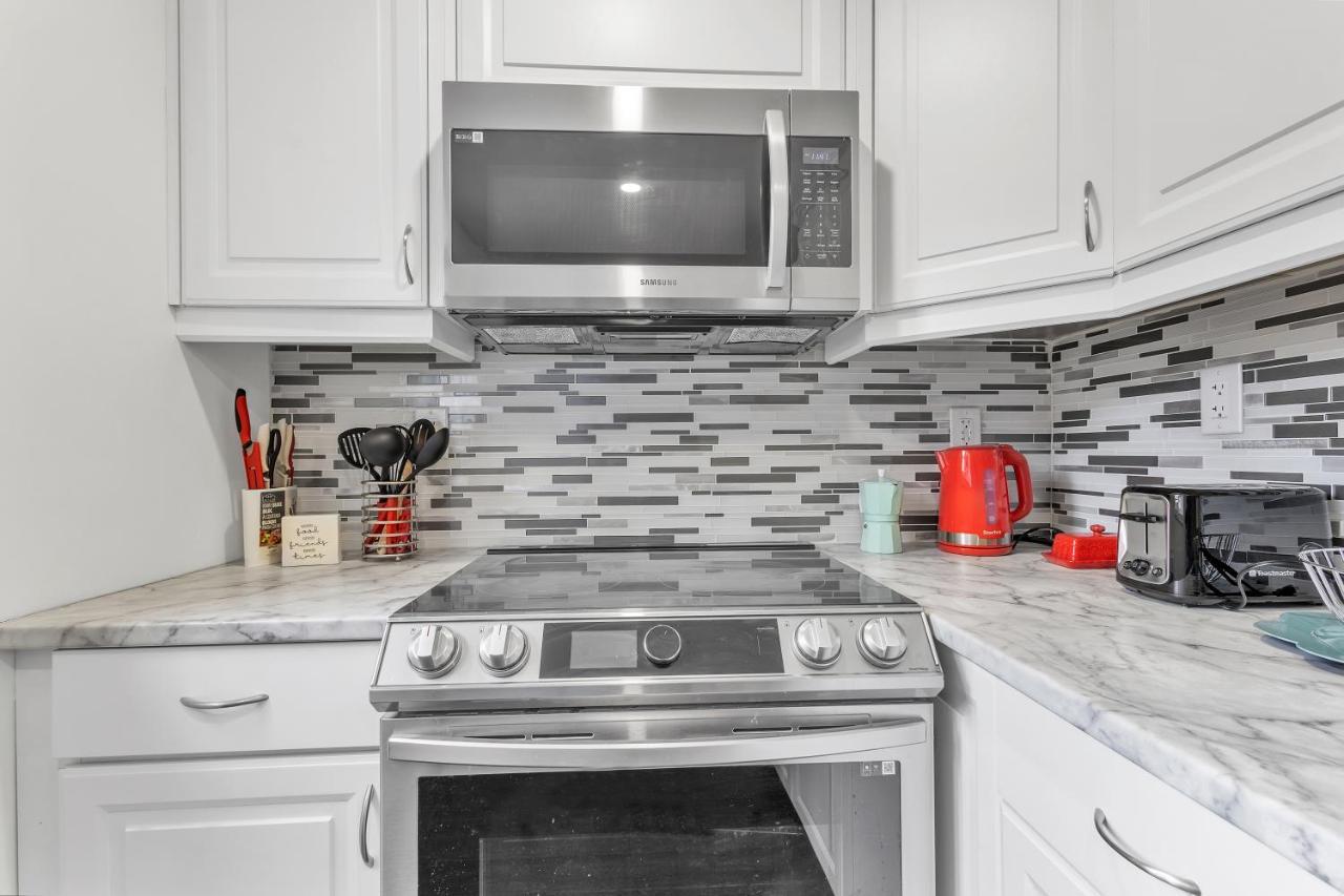 Modern 1 Bedroom + Den In 캠브리지 외부 사진
