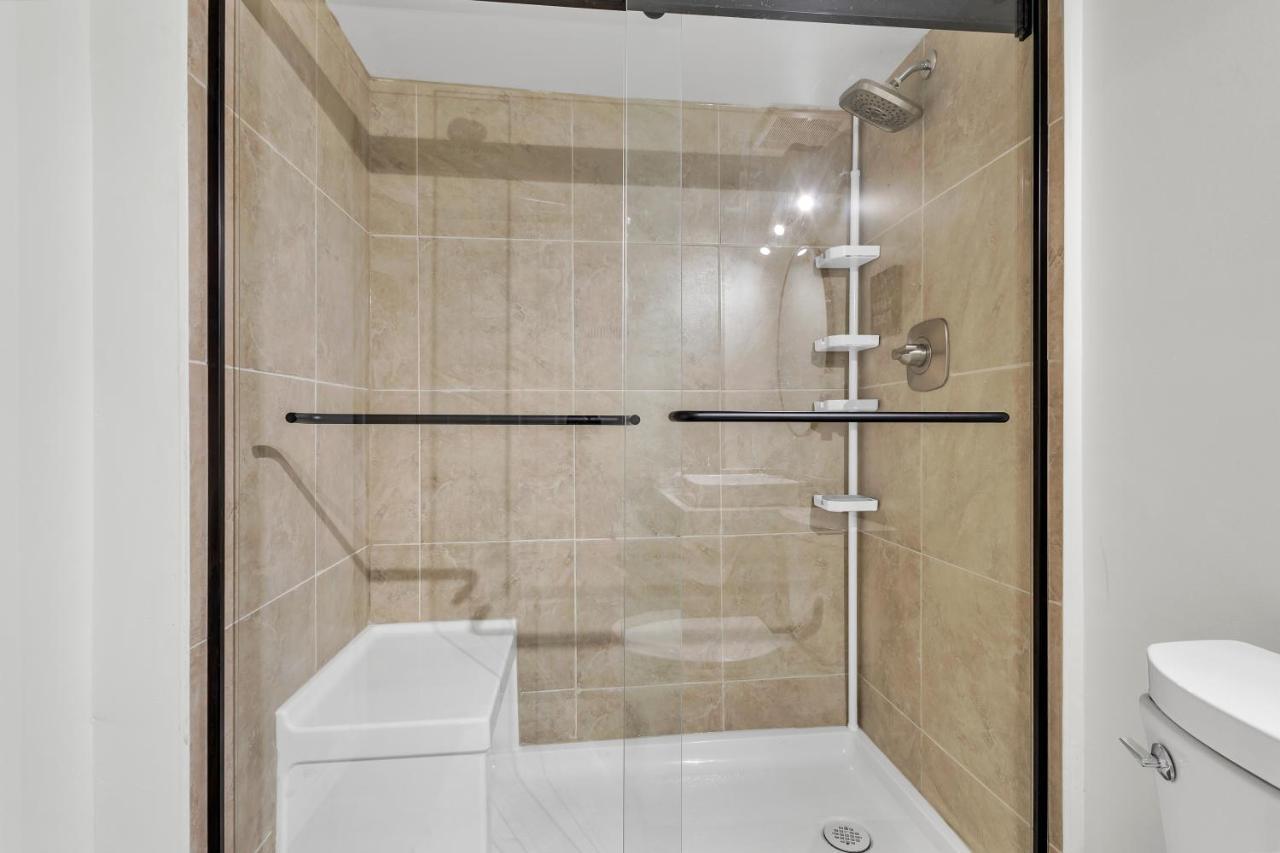 Modern 1 Bedroom + Den In 캠브리지 외부 사진