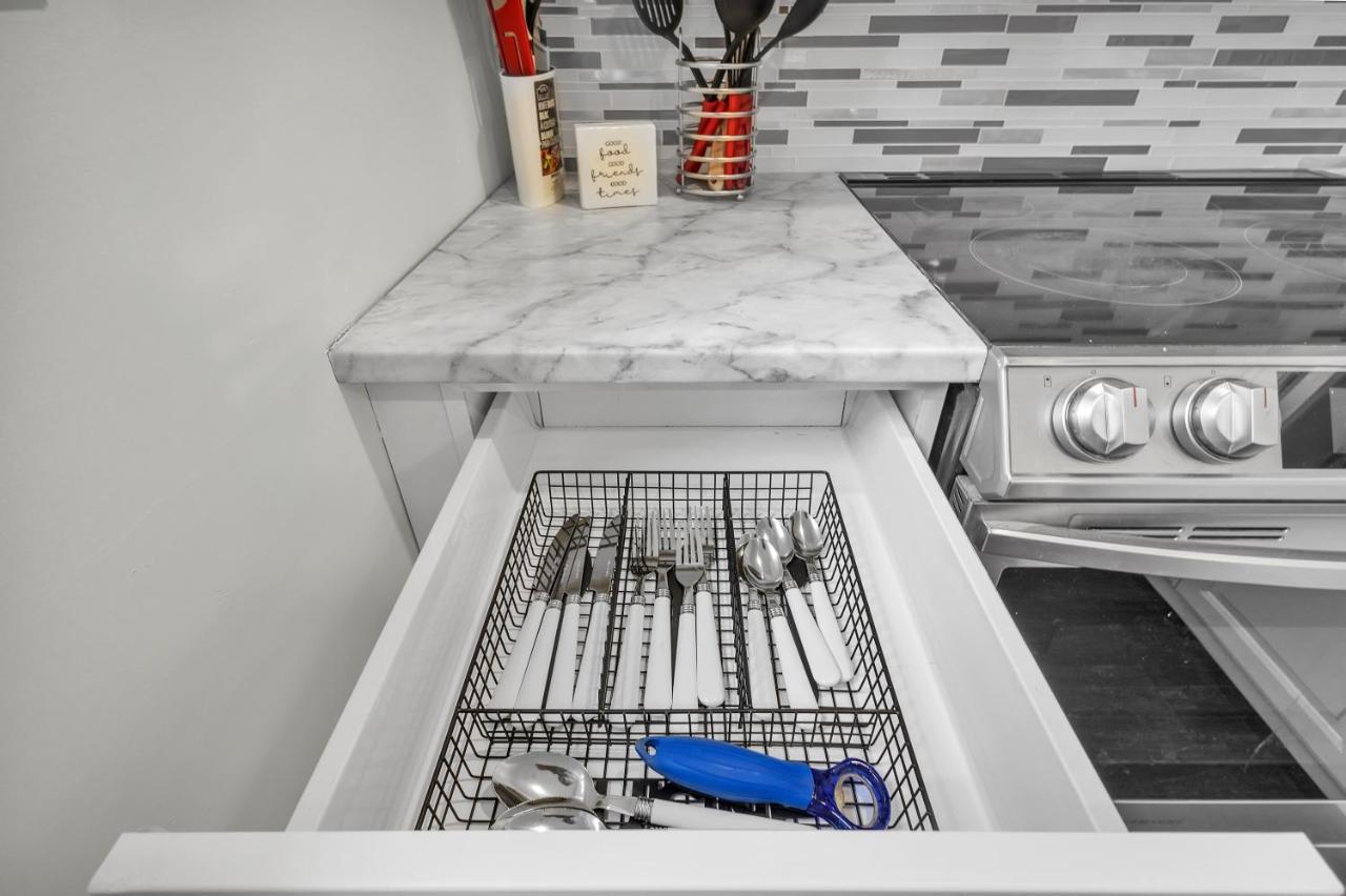 Modern 1 Bedroom + Den In 캠브리지 외부 사진