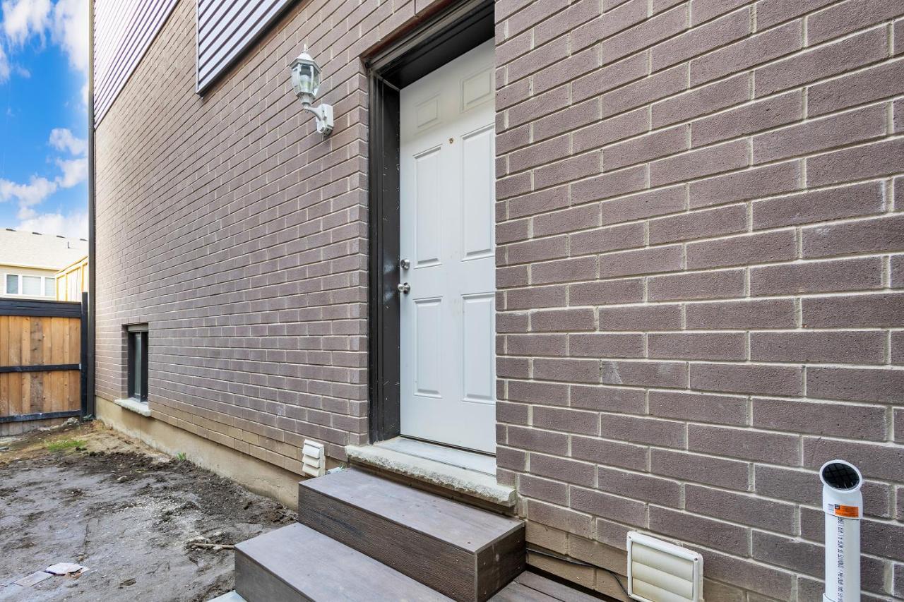 Modern 1 Bedroom + Den In 캠브리지 외부 사진