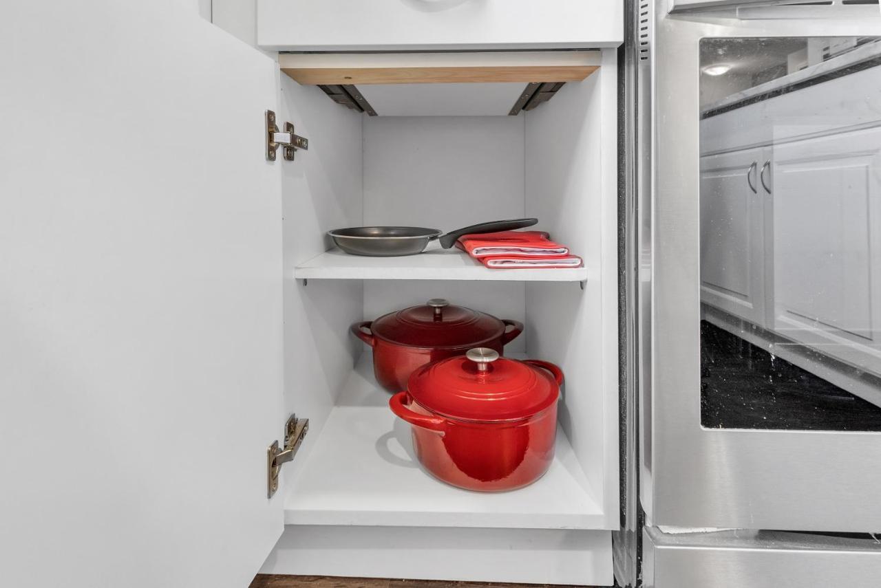 Modern 1 Bedroom + Den In 캠브리지 외부 사진