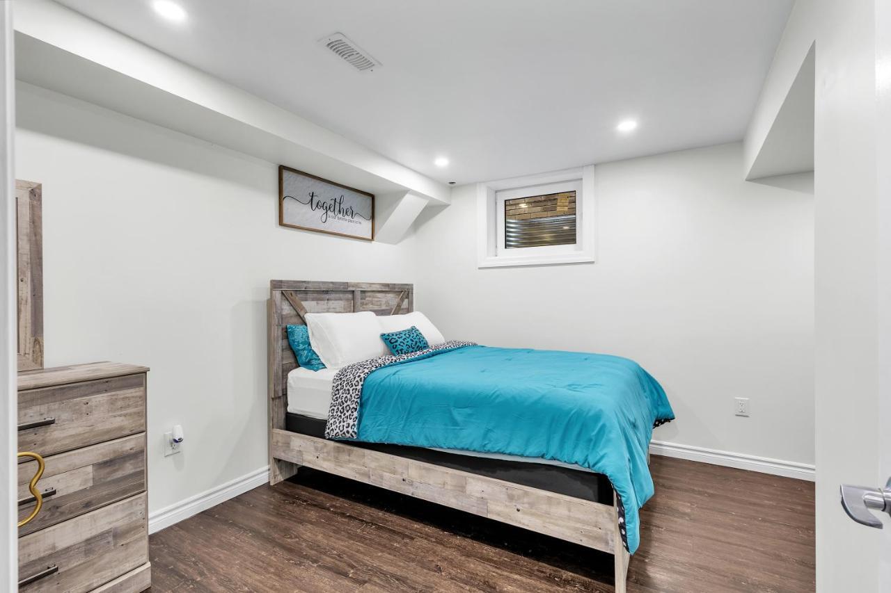 Modern 1 Bedroom + Den In 캠브리지 외부 사진