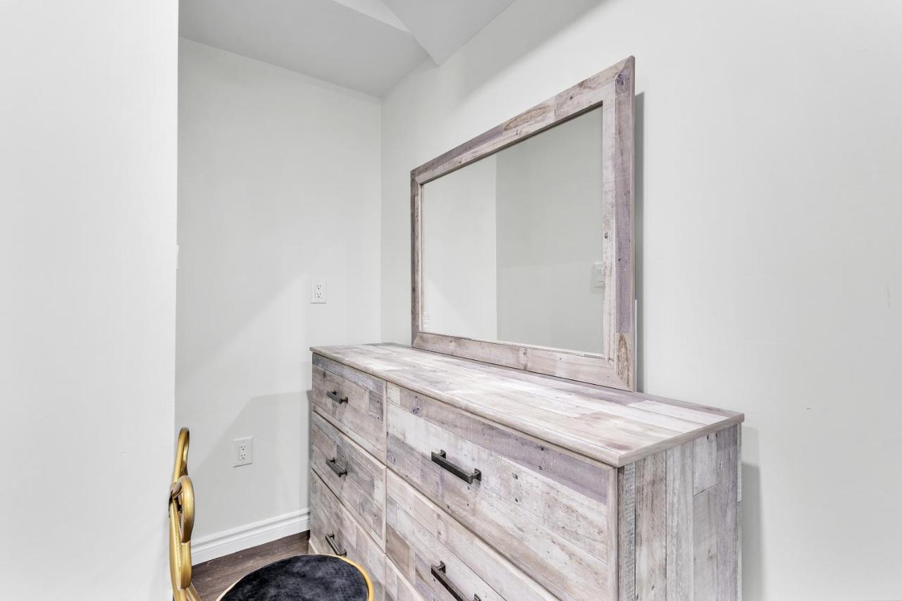 Modern 1 Bedroom + Den In 캠브리지 외부 사진