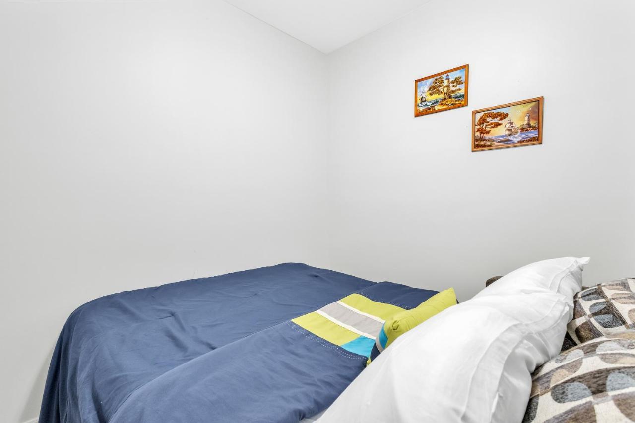 Modern 1 Bedroom + Den In 캠브리지 외부 사진