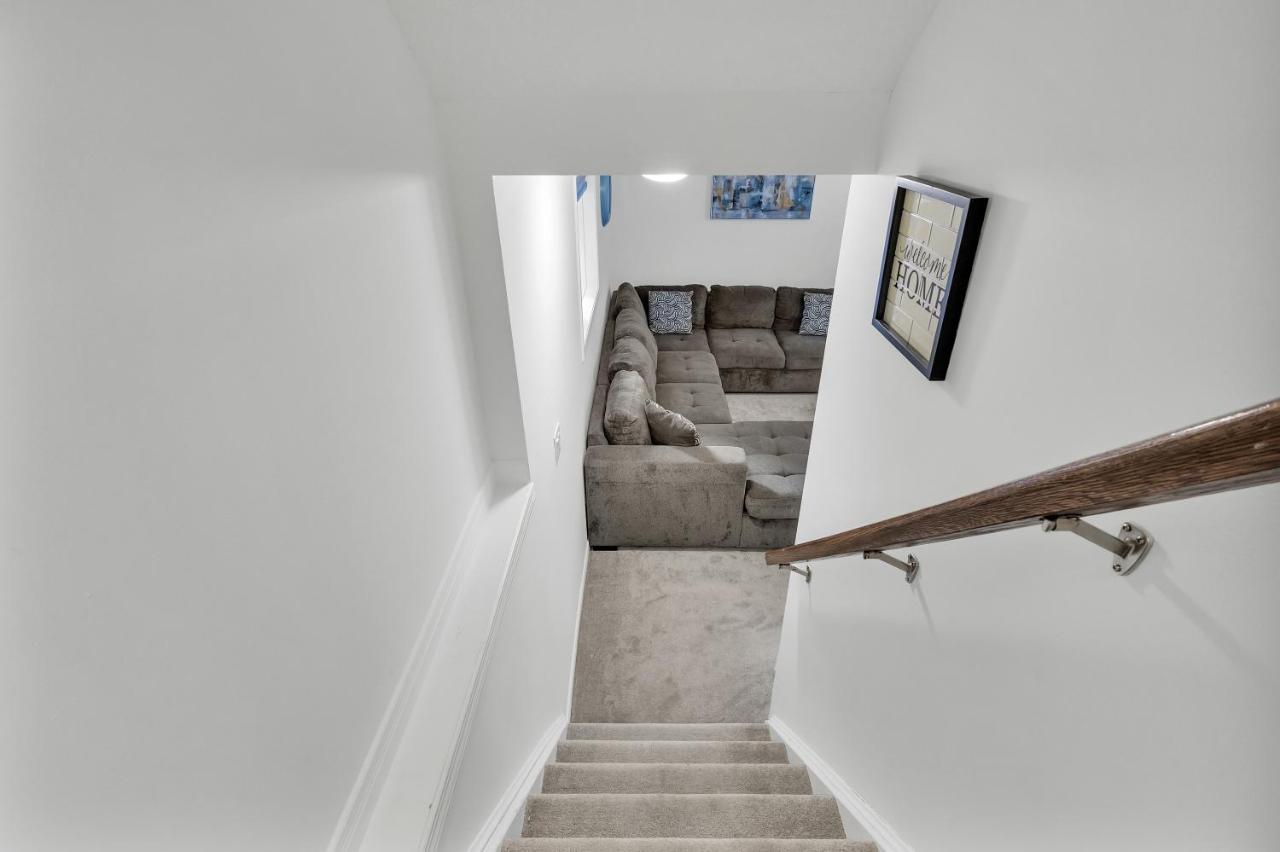 Modern 1 Bedroom + Den In 캠브리지 외부 사진