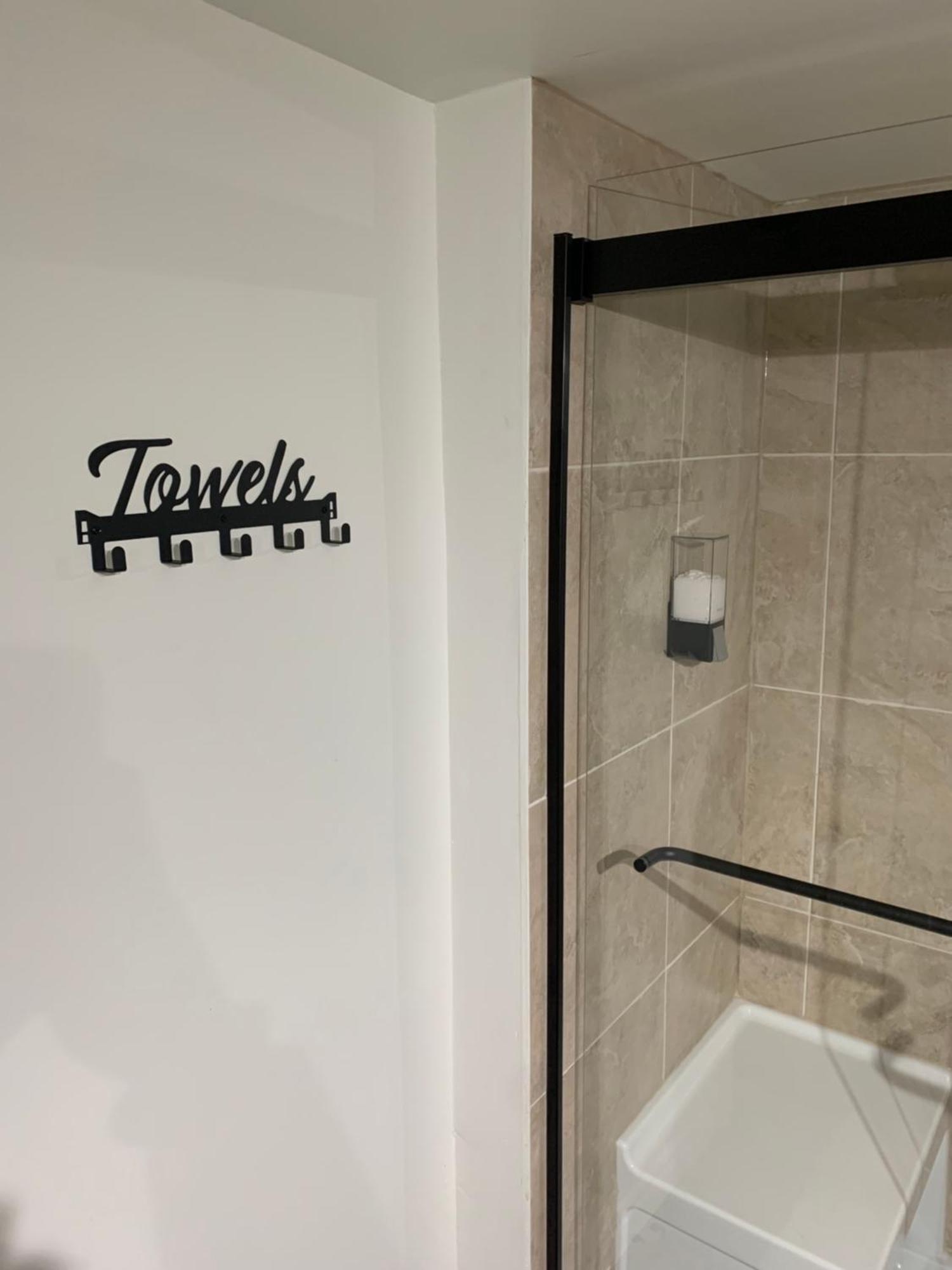 Modern 1 Bedroom + Den In 캠브리지 외부 사진
