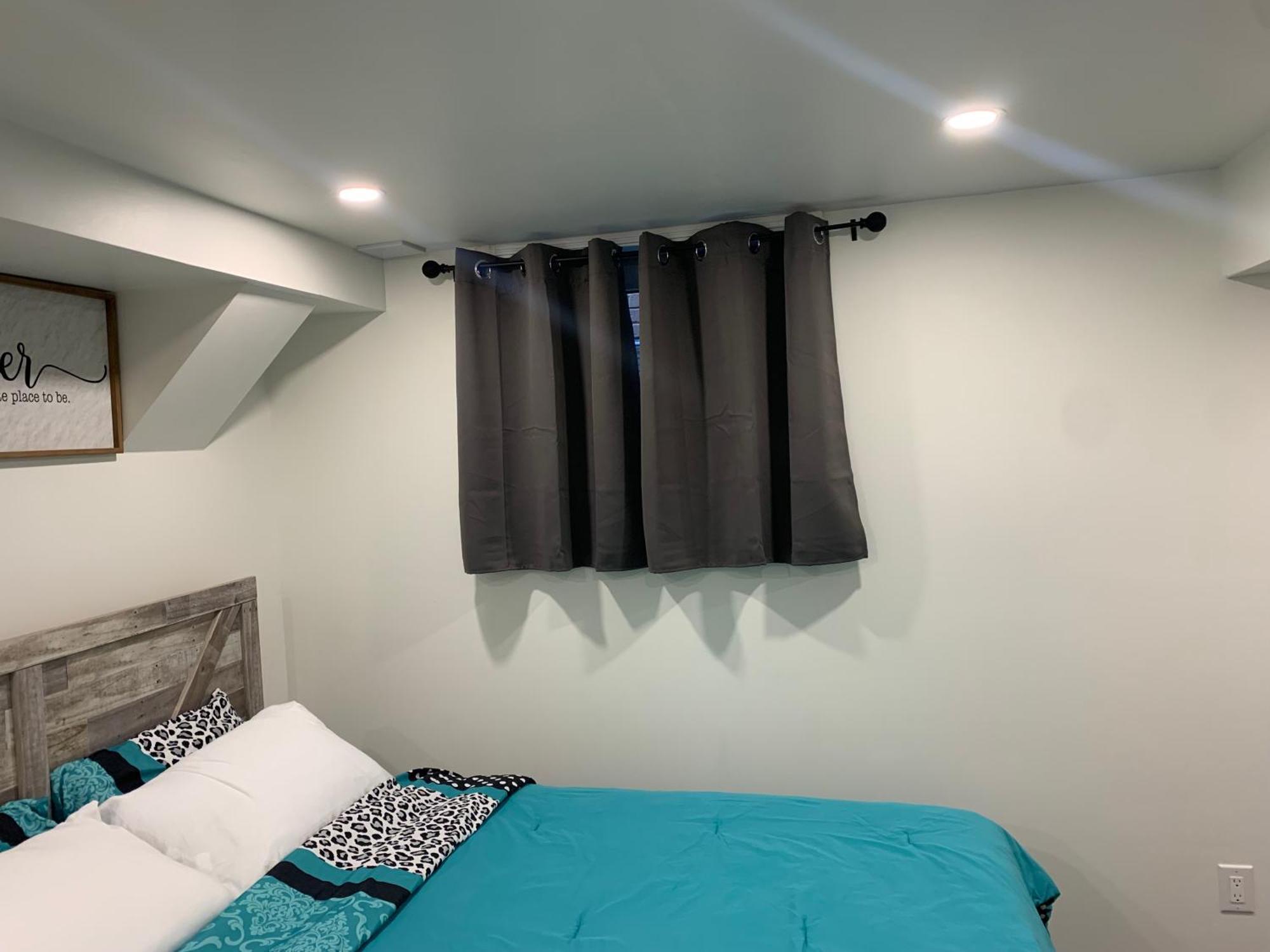 Modern 1 Bedroom + Den In 캠브리지 외부 사진